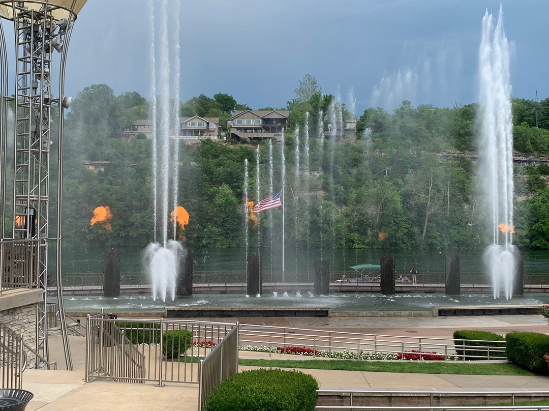 Branson Landing Fountain Show景点图片