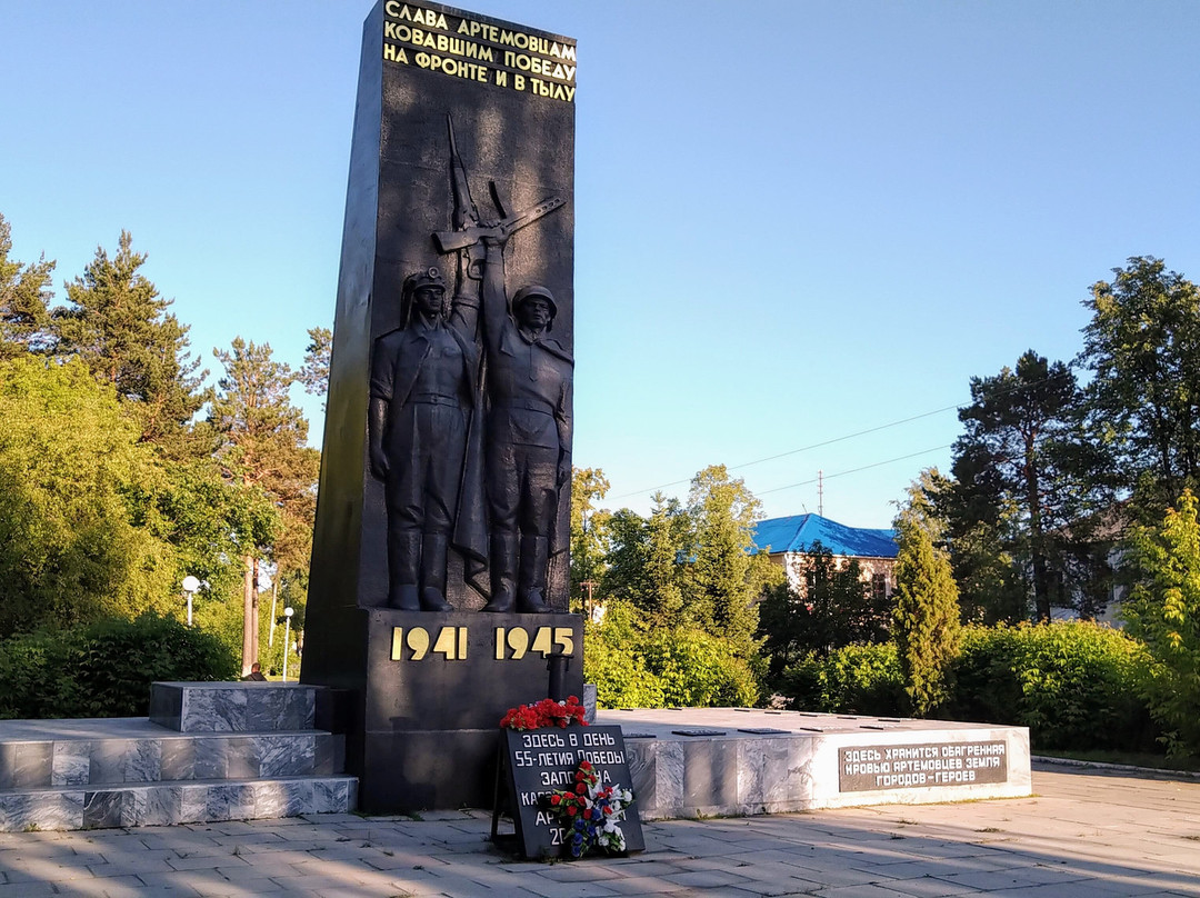 Monument to the Artemovsky Citizens Fordging Victory at the Front and in the Rear景点图片