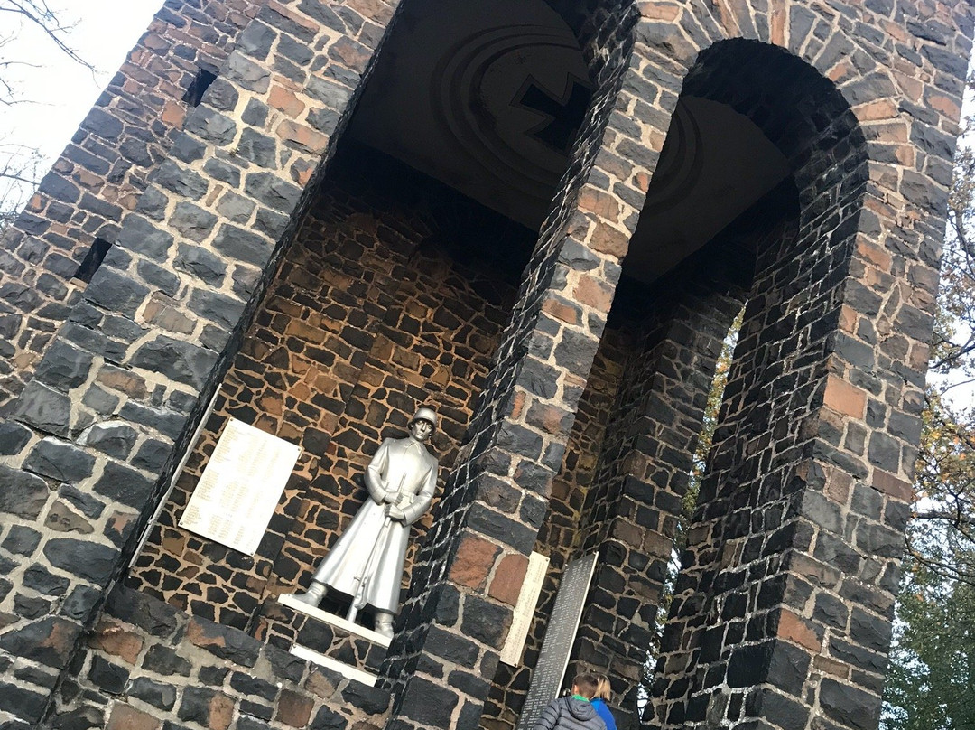 Kriegerdenkmal-Winnweiler必去景点