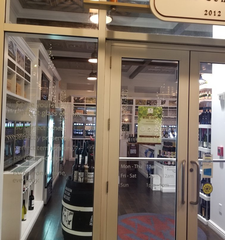 West Indies Wine Company-Camana Bay必去景点