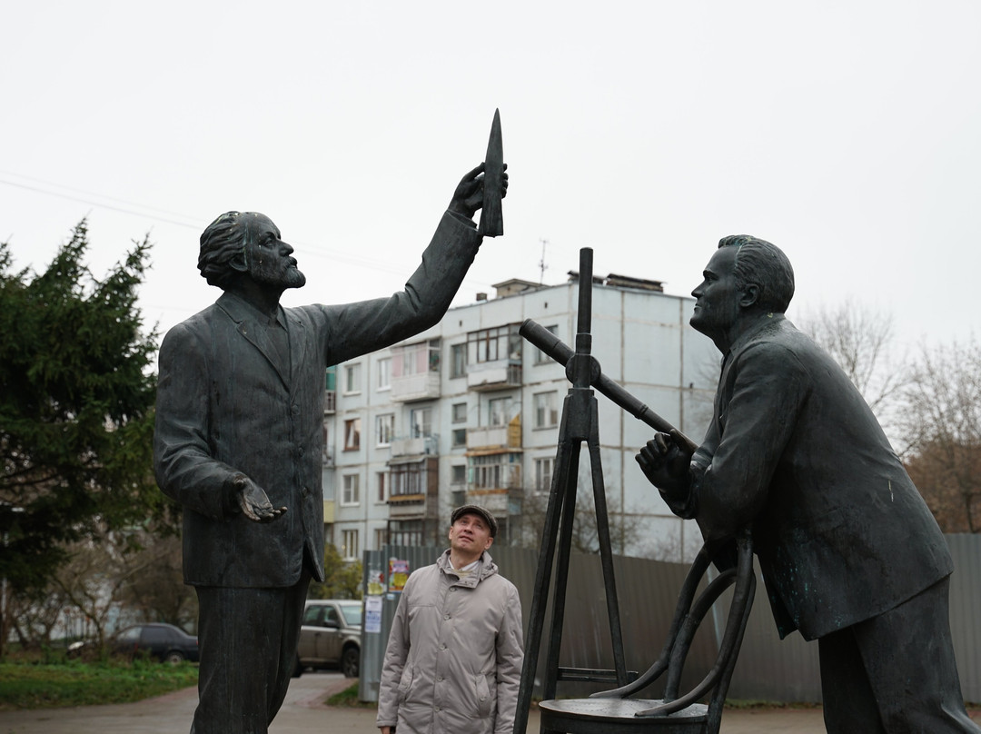 The Sculptural Composition K.E. Tsiolkovskiy and S.P. Korolev景点图片