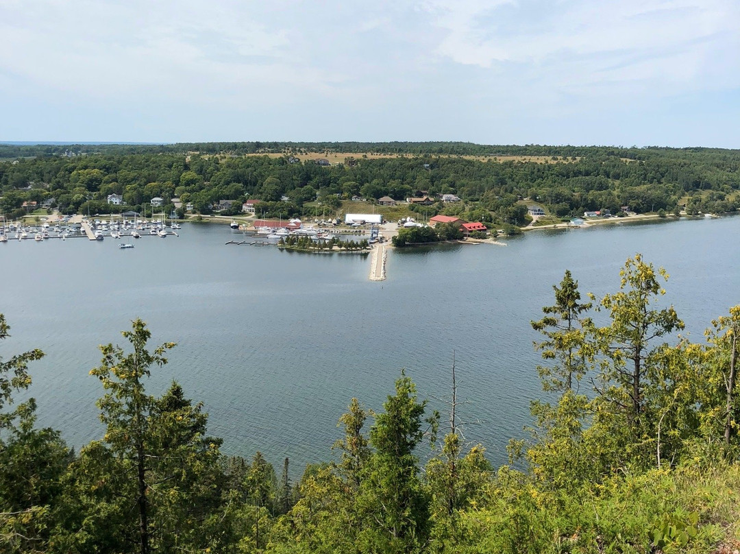 East Bluff Lookout-Gore Bay必去景点