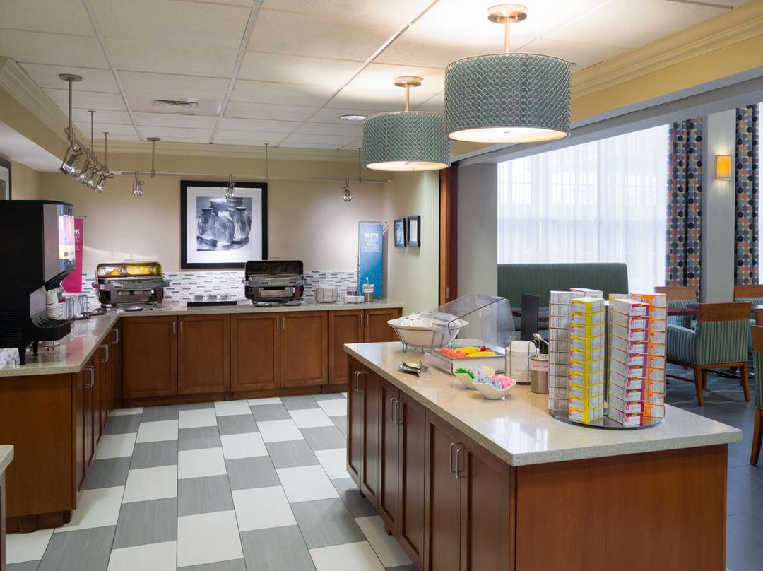 威廉斯堡广场希尔顿恒庭旅馆&套房酒店主图