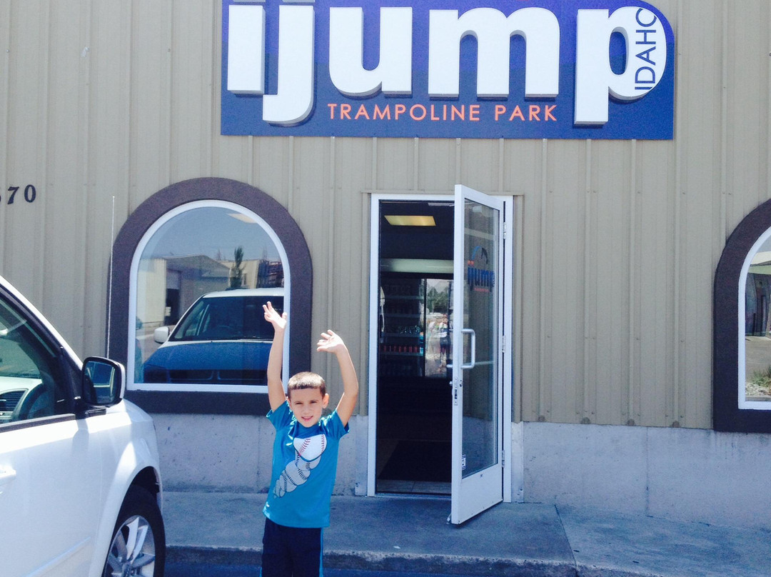 Ucon旅游景点-iJump Trampoline Park