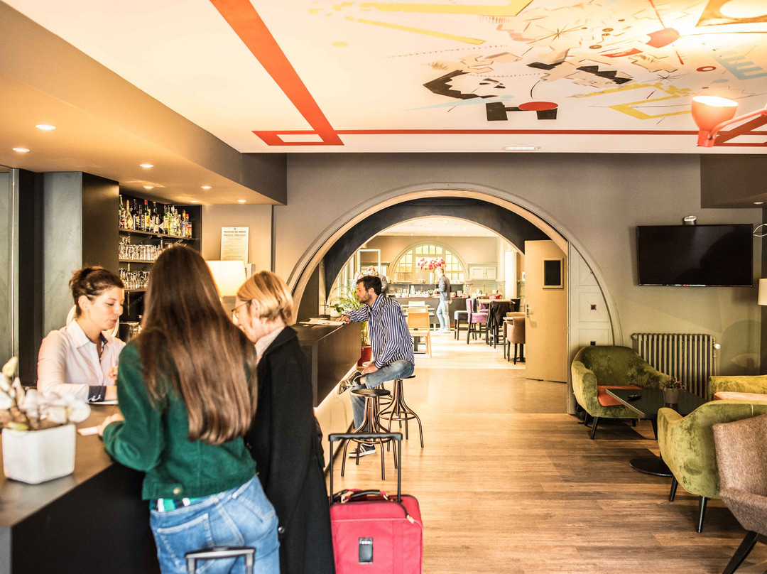 红色伯爵酒店主图