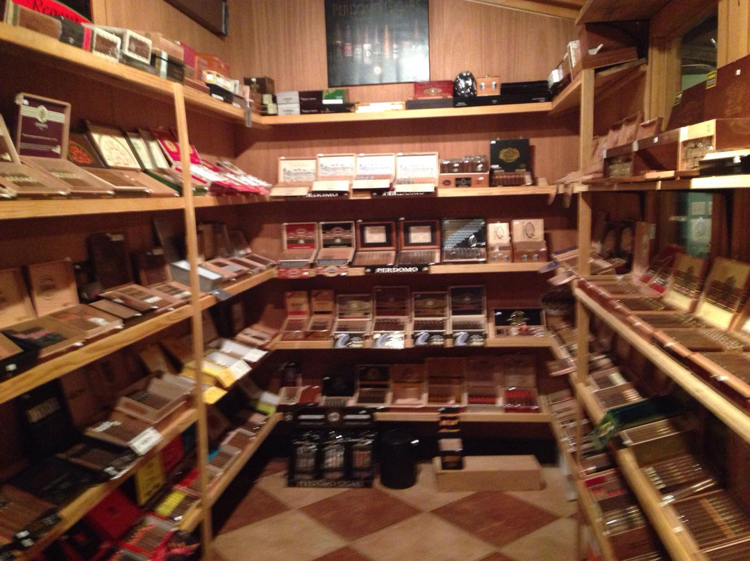 Main Street Cigar Lounge景点图片