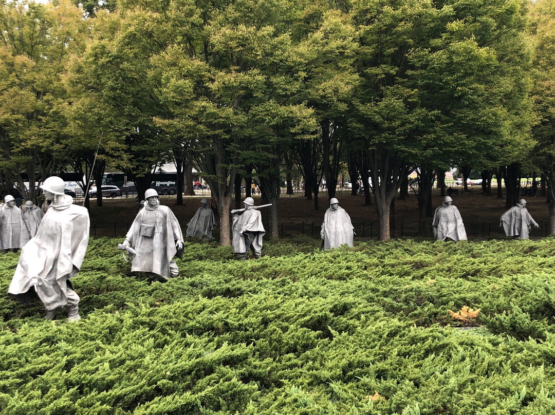韩战军人纪念碑景点图片