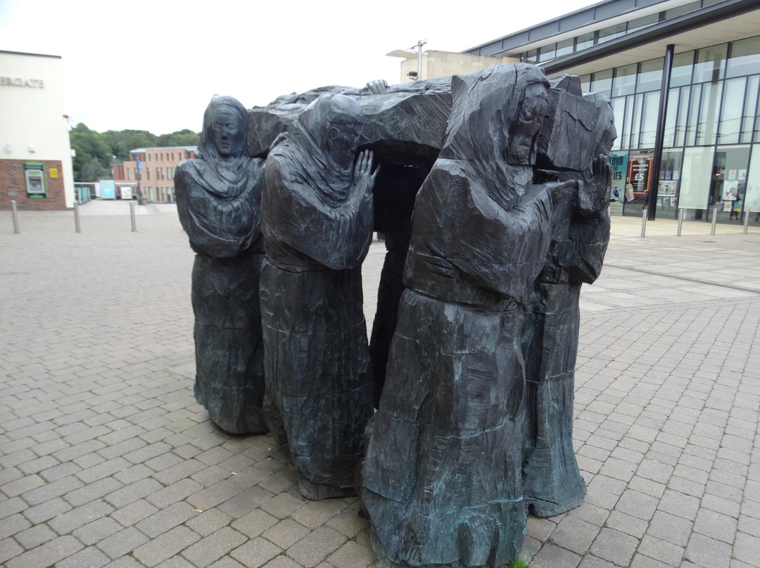 Twin Statues of St Cuthbert景点图片