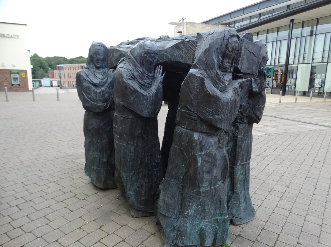 Twin Statues of St Cuthbert-达勒姆必去景点