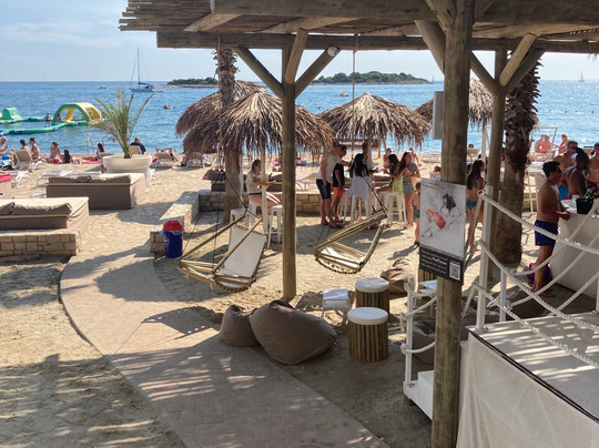 Saint And Sinner Beach-波雷奇必去景点