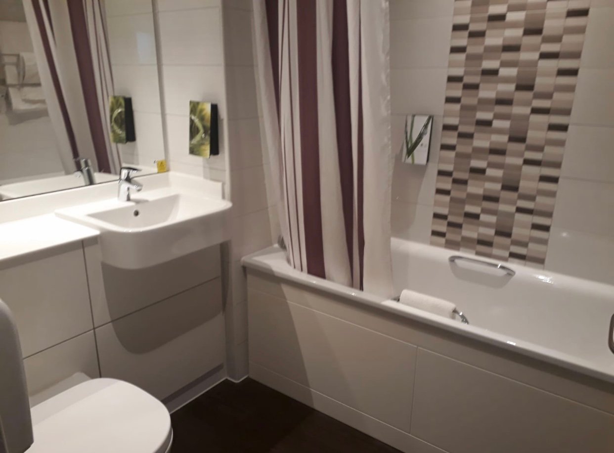 Premier Inn Doncaster (Lakeside) Hotel-浴室
