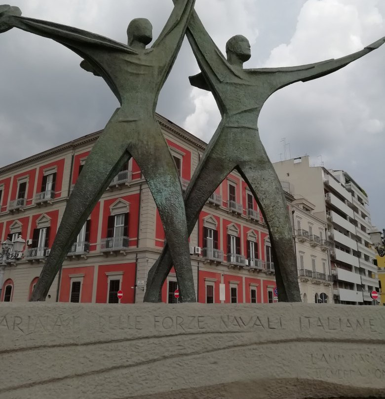 Monumento al Marinaio d'Italia-塔兰托必去景点