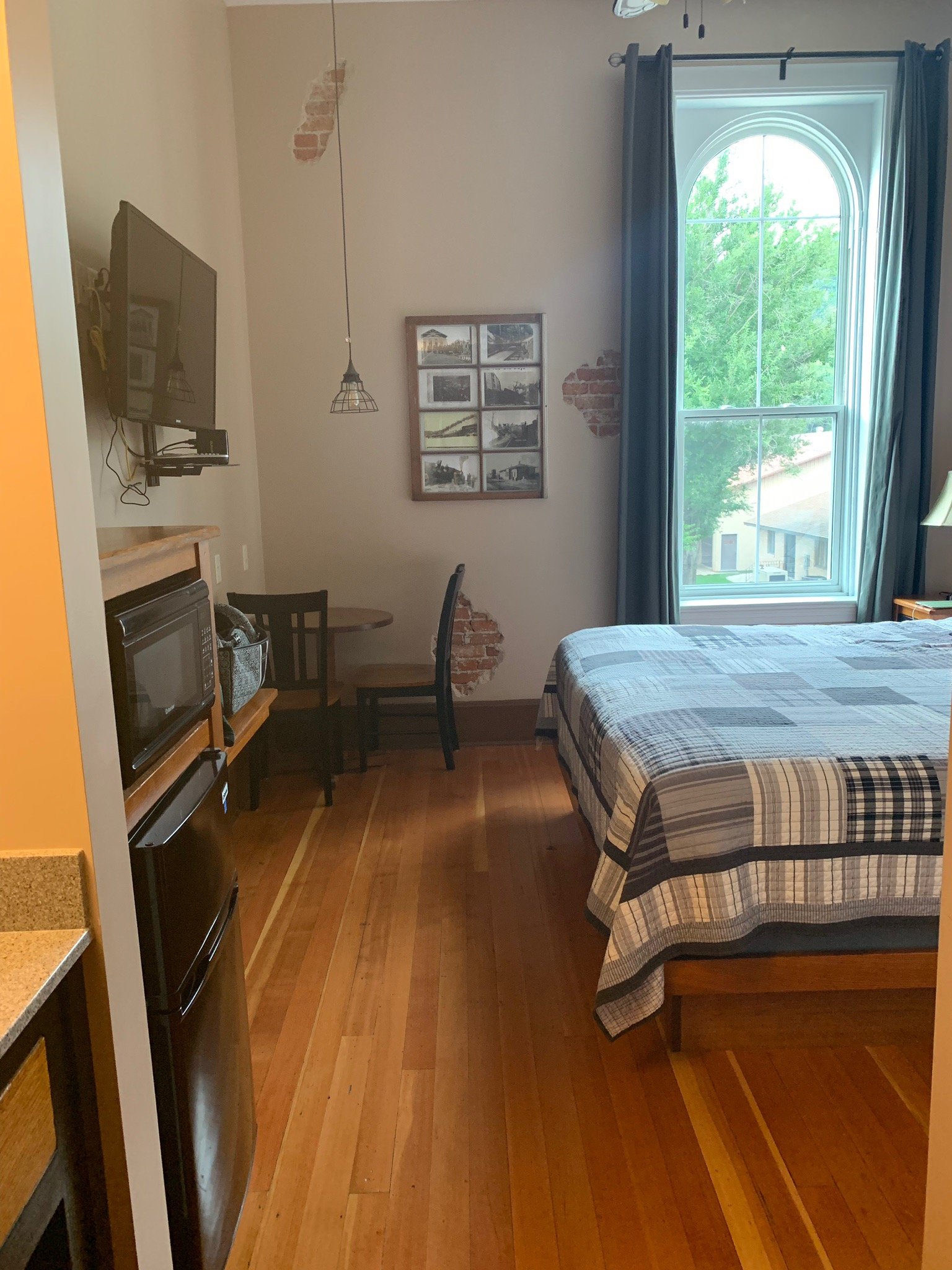 Iron Horse Market & Inn-官方