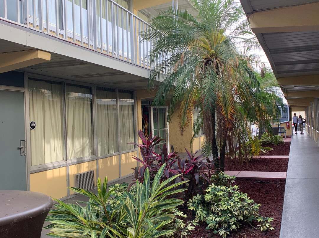 老城塞利布雷森套房酒店主图