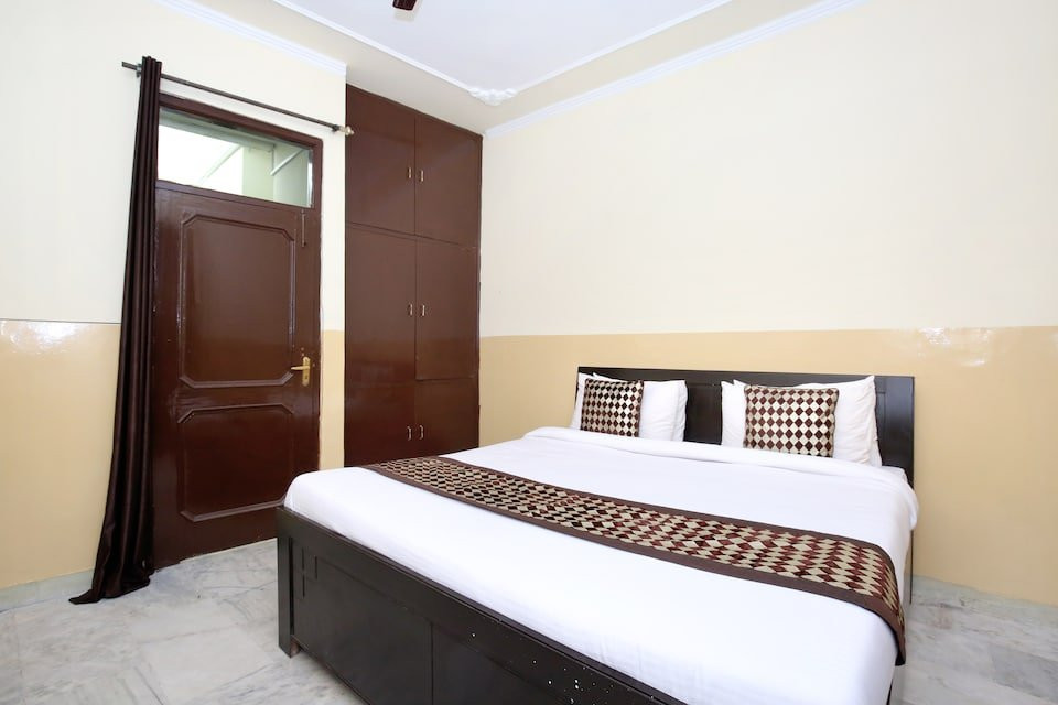 OYO 13140 Mayur Palace