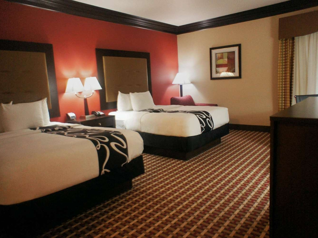 布莱恩特拉金塔旅馆&套房酒店主图