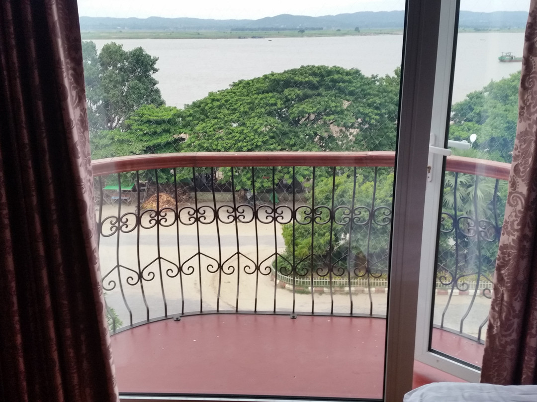 阿亚尔瓦蒂河景酒店主图