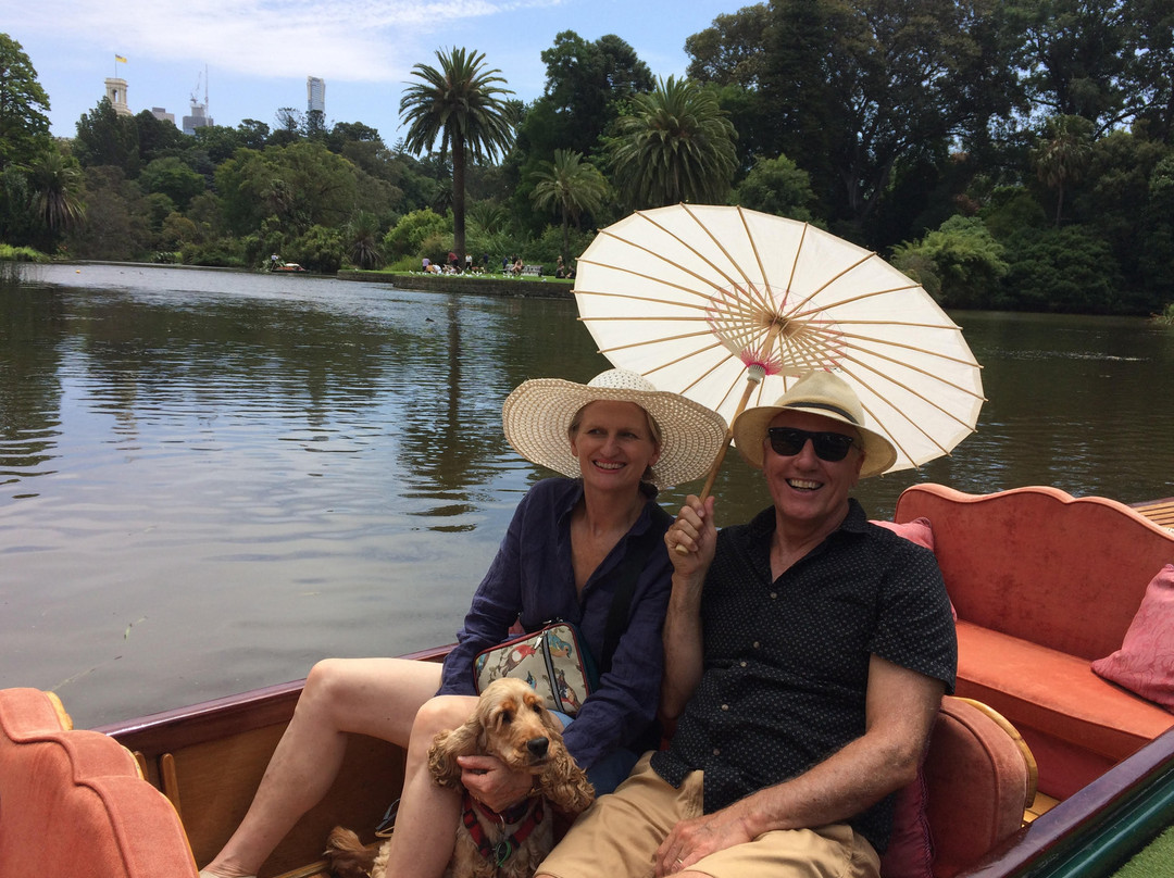 Punting On The Lake景点图片