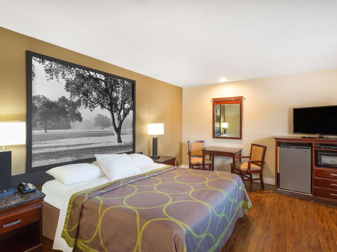 Super 8 by Wyndham Martinez主图