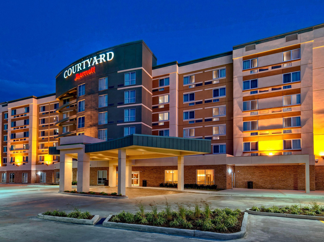 Courtyard by Marriott Westbury Long Island主图