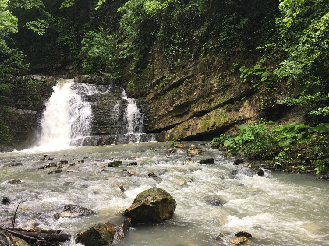 Verkhniy Yurt旅游景点-Zmeykovskiye Waterfalls