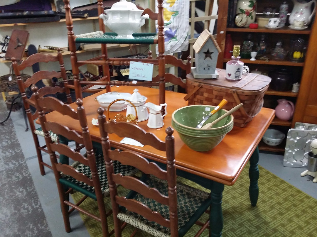 Hallowell Antique Mall景点图片