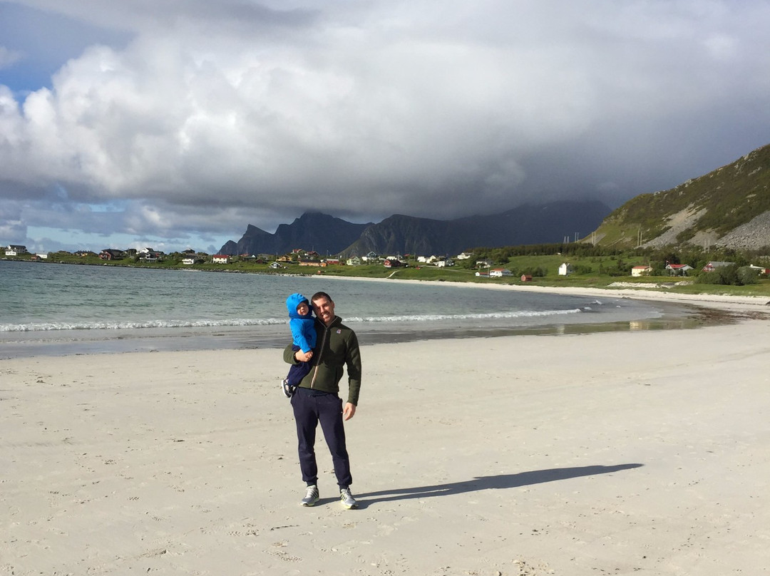 Flakstad Beach景点图片