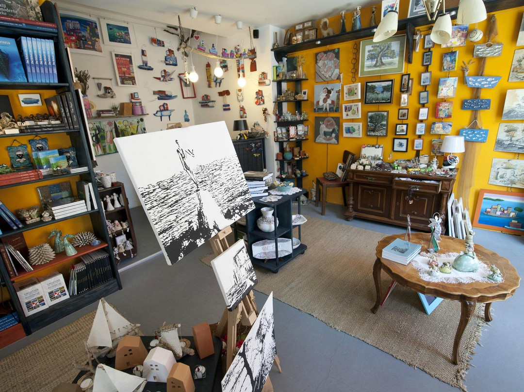 Local Books & Crafts Adamic-欧帕提亚必去景点