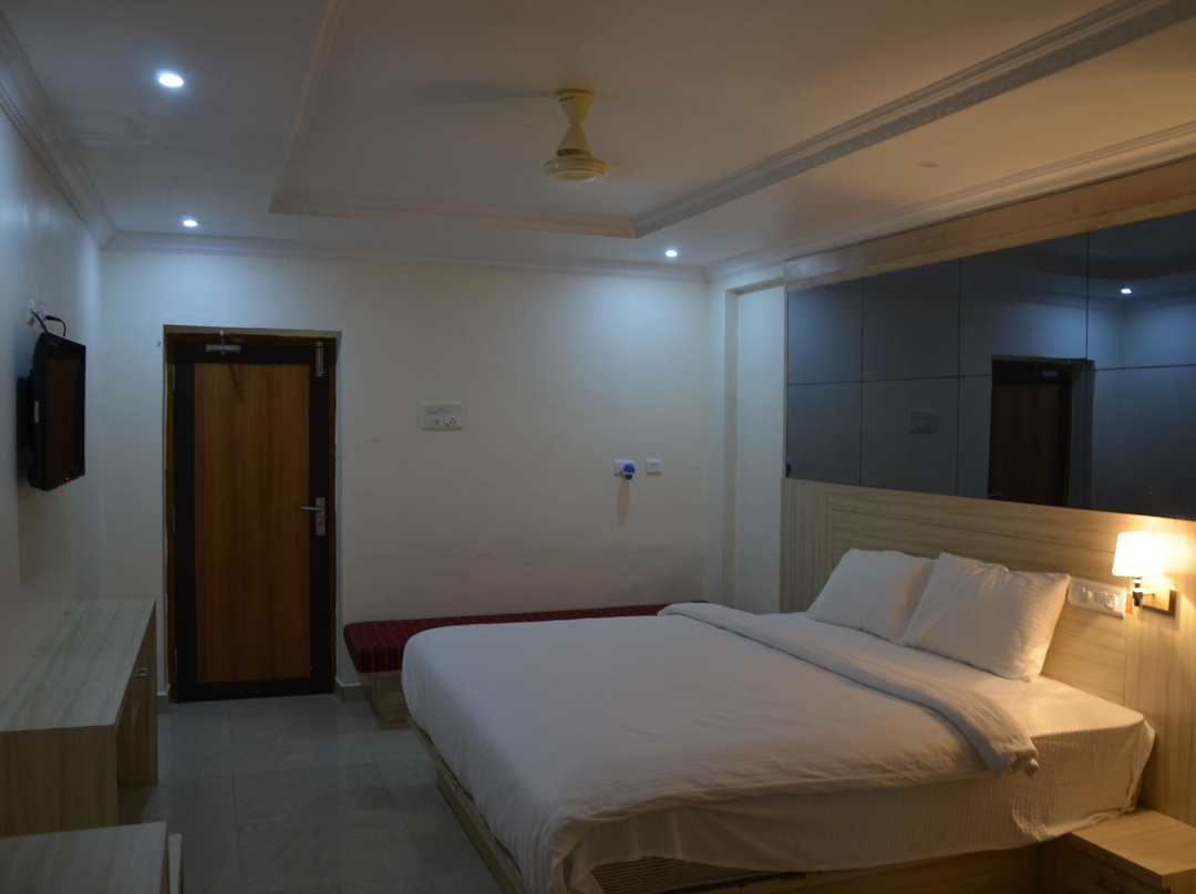Gudiyatham酒店住宿-Hotel Siva AVM Grande