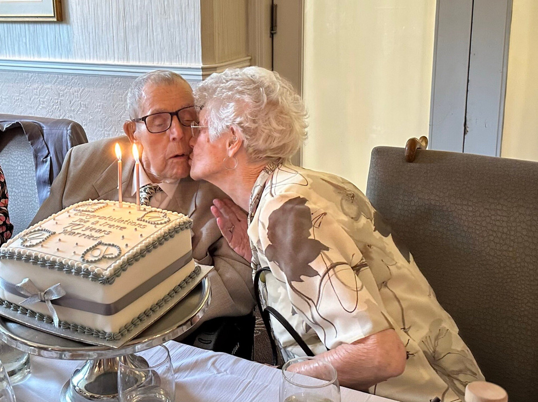 阿斯特利河畔酒店主图