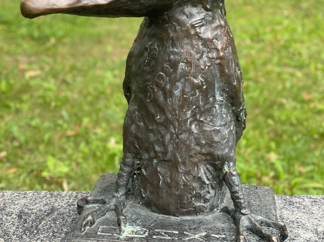 Sculpture the Red Crow景点图片