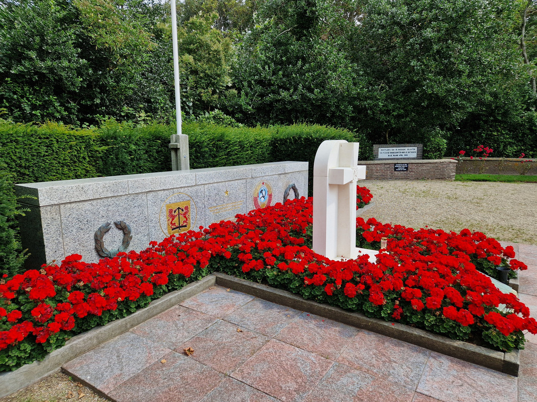 War Cemetery Den Burg-登堡必去景点