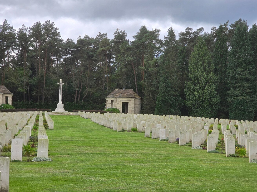 Becklingen War Cemetery-索尔陶必去景点