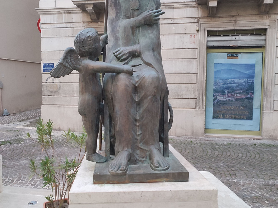 Statua di Celestino V-苏尔莫纳必去景点