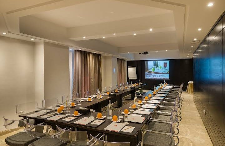 莱克里欧套房酒店主图