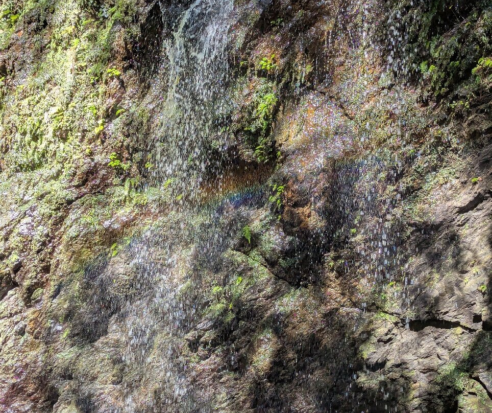 Sembiro Waterfall景点图片