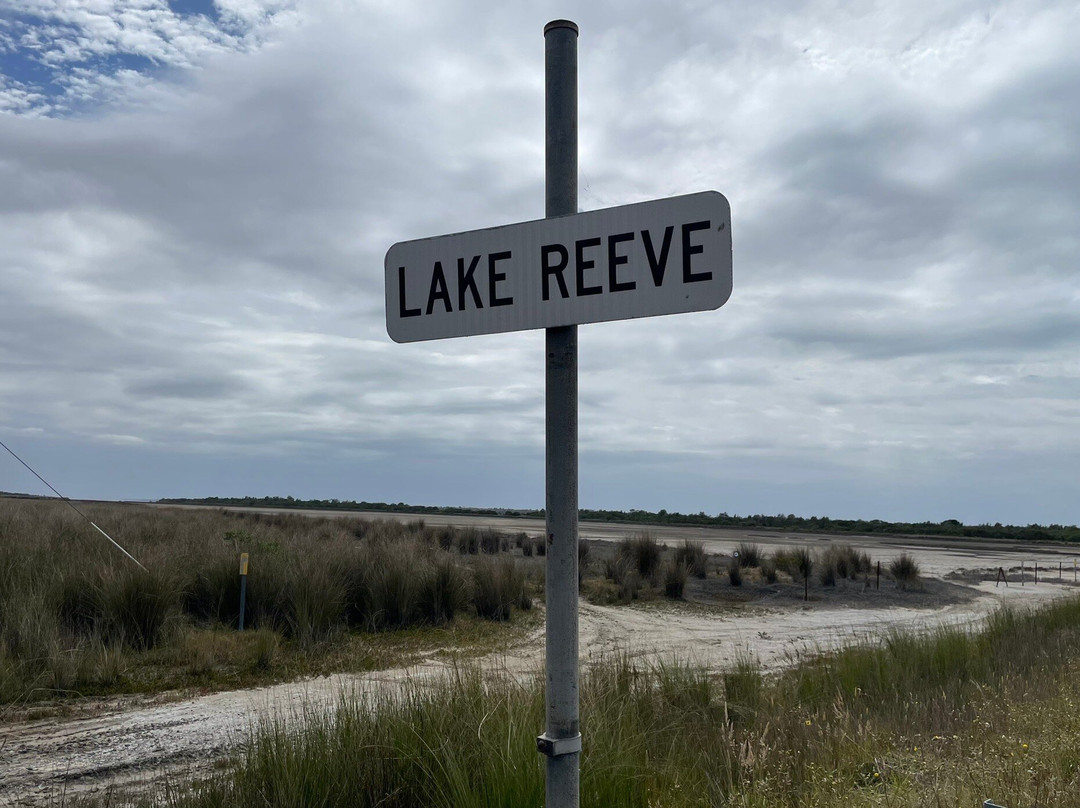 Lake Reeve Lookout-Golden Beach必去景点