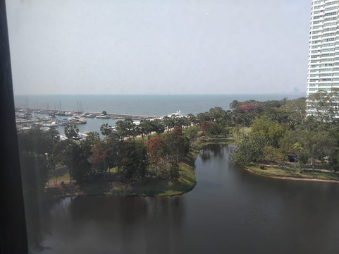 芭堤雅中天海洋码头酒店主图