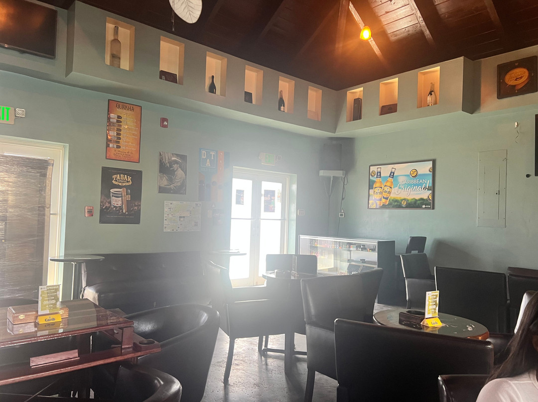 Aromas Cigar & Martini Bar-Road Town必去景点