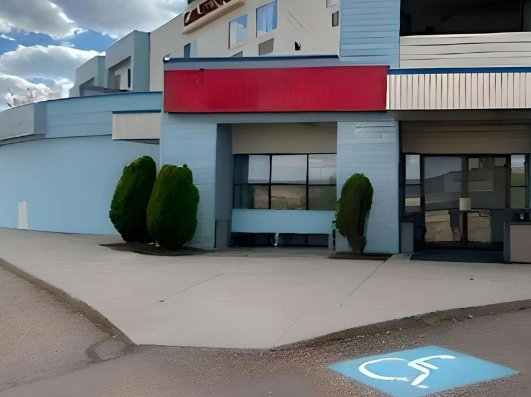 Econo Lodge Inn & Suites