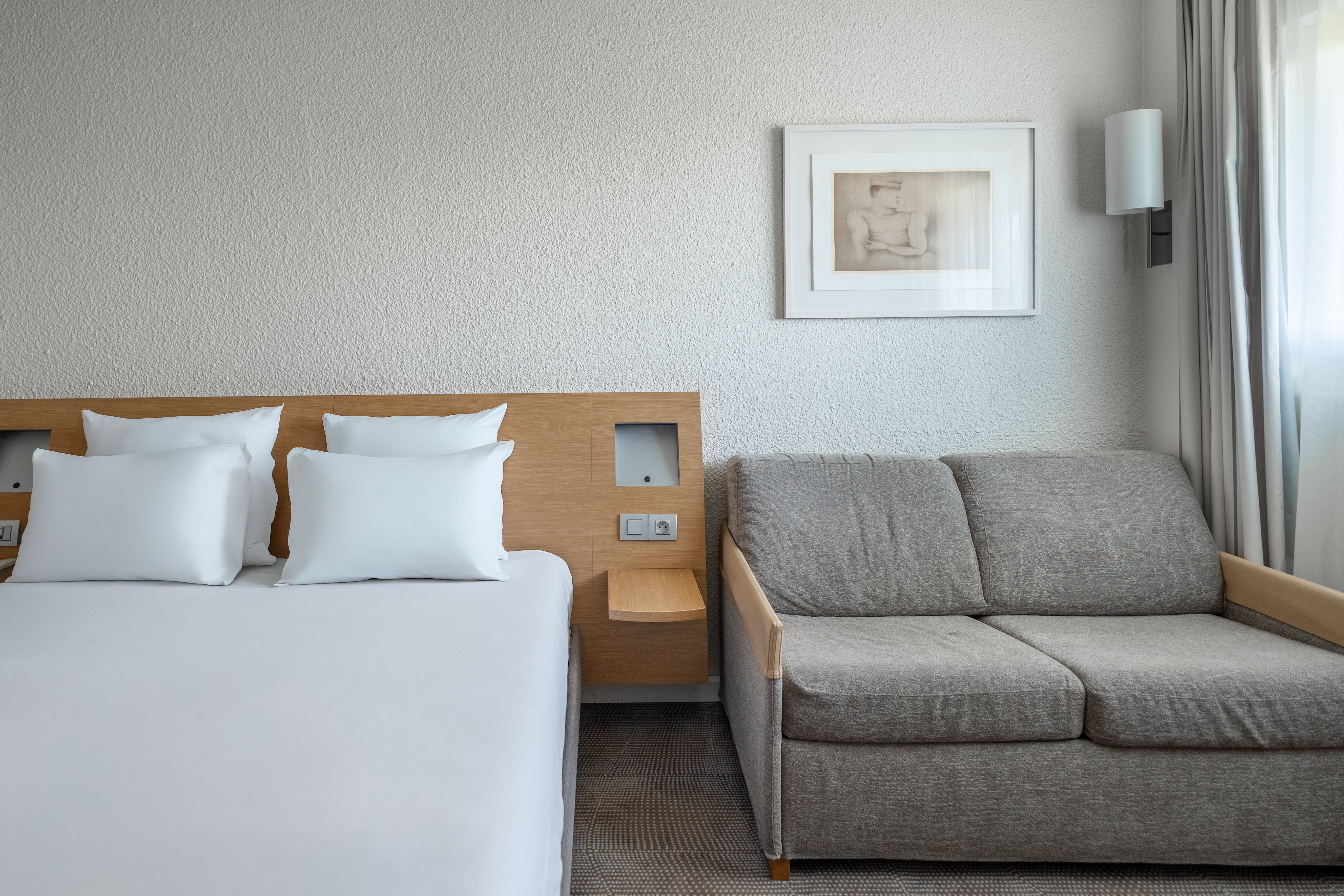 普瓦西奥热瓦勒诺富特酒店-客卧