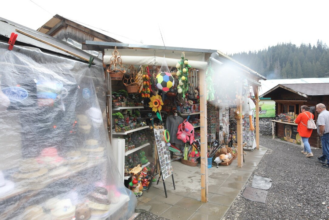 Souvenir Market-Lacu Rosu必去景点