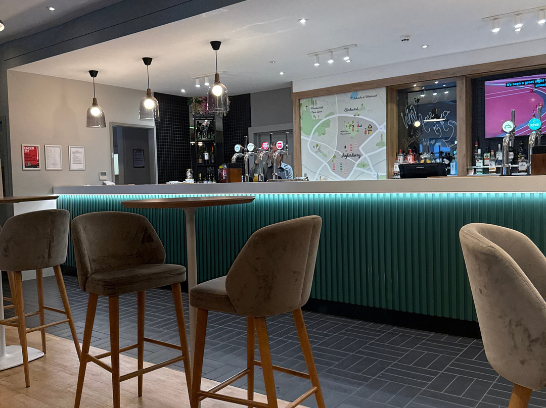 假日艾尔斯伯里酒店主图