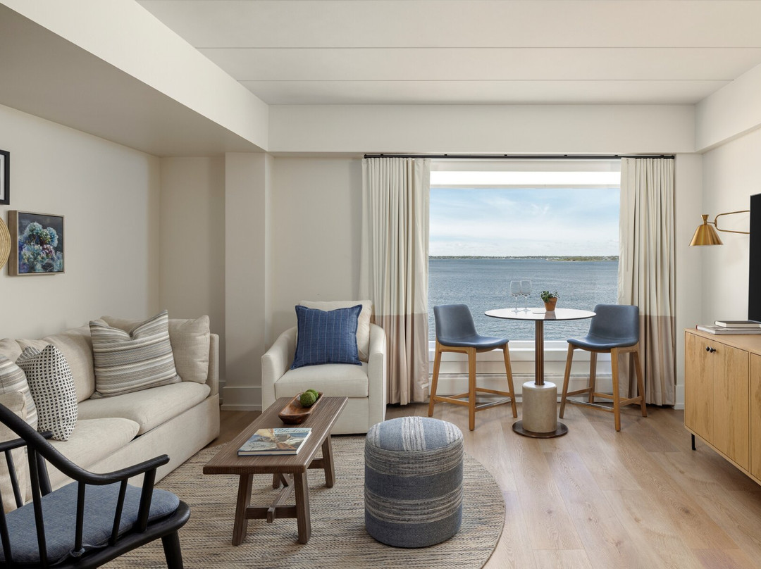 Newport Harbor Island Resort主图