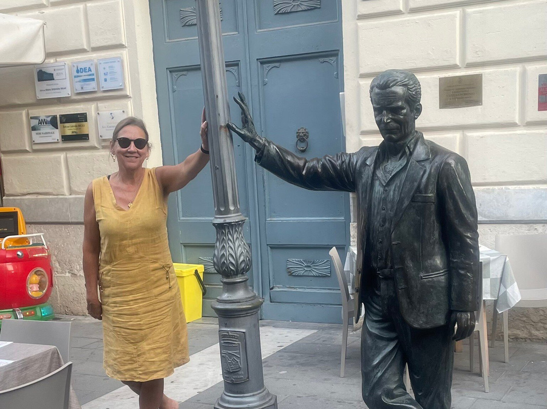 Statua del Commissario Montalbano-Porto Empedocle必去景点