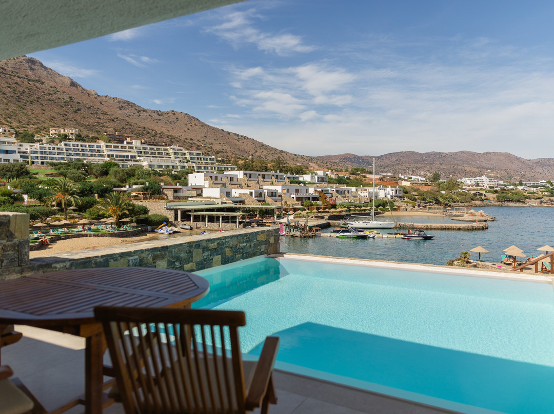 伊罗达半岛全套房酒店主图