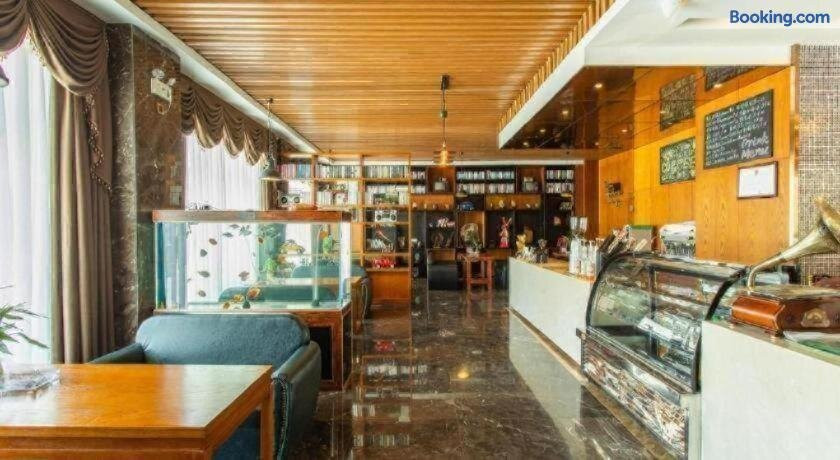 喆啡酒店阿勒泰蓝湾美食城店