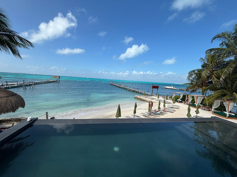 Loretta’s Restaurant & Beach Club