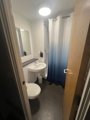 Travelodge Croydon Central-浴室