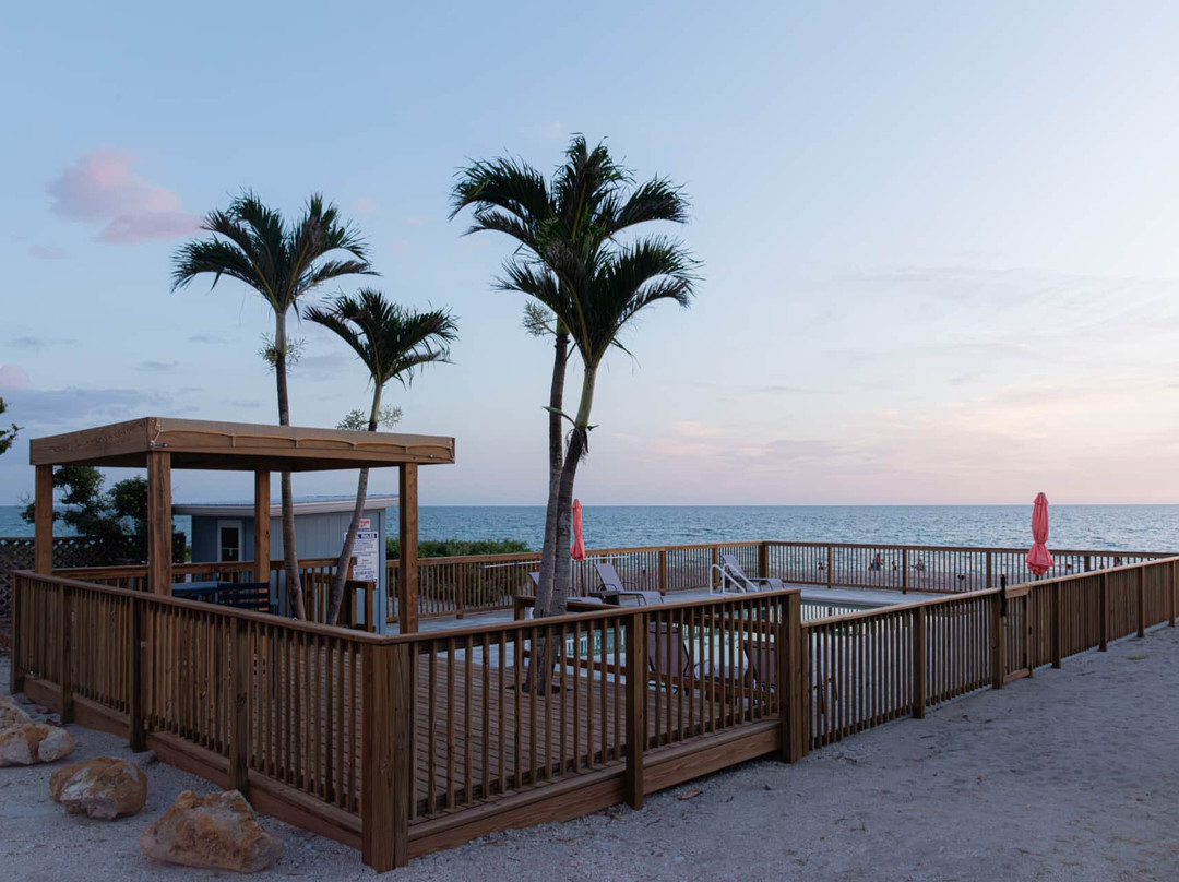 Seafarer Beach Resort主图